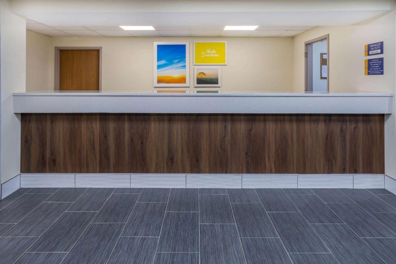 Days Inn By Wyndham Grayson Экстерьер фото