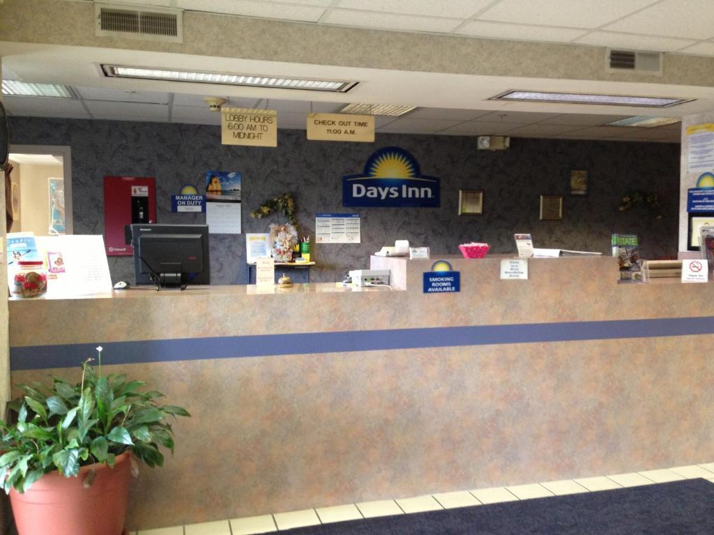 Days Inn By Wyndham Grayson Экстерьер фото